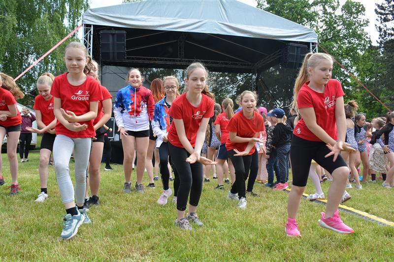 Jako narozeninový dárek k padesátinám Domu dětí a mládeže Kopřivnice připravily členky TK Gradus taneční Flash mob, do kterého se mohli zapojit všichni přítomní. FOTO: D. MACHÁČEK