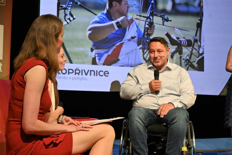 V kategorii jednotlivců převzal ocenění i paralukostřelec Tomáš Vrzal, který si poté stejně jako ostatní sportovci popovídal s moderátorkami Petrou Lípovou a Soňou Smolákovou. FOTO: M. HAVRAN