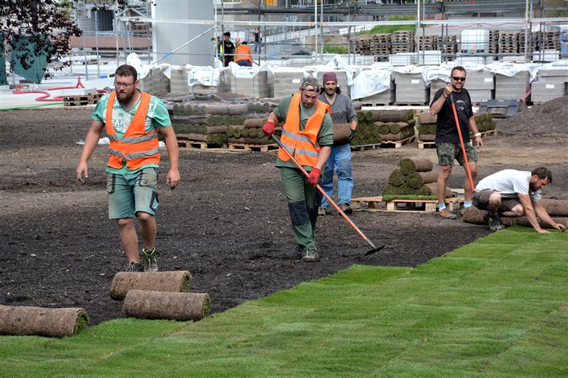 Na začátku týdne došlo k ozelenění první velké plochy v centru. V prostoru mezi hlavním koridorem v centru a ulicí Štefánikovou byly položeny travní koberce, které mají zajistit rychlejší uchycení zátěžového trávníku.  FOTO: DAVID MACHÁČEK