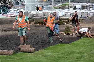 Na začátku týdne došlo k ozelenění první velké plochy v centru. V prostoru mezi hlavním koridorem v centru a ulicí Štefánikovou byly položeny travní koberce, které mají zajistit rychlejší uchycení zátěžového trávníku.  FOTO: DAVID MACHÁČEK