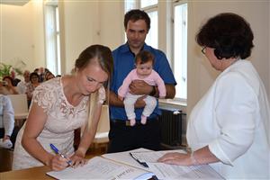 Před týdnem přivítal starosta města Adam Hanus čtyřiadvacet nových občánků Kopřivnice. FOTO: DANA HOĎÁKOVÁ