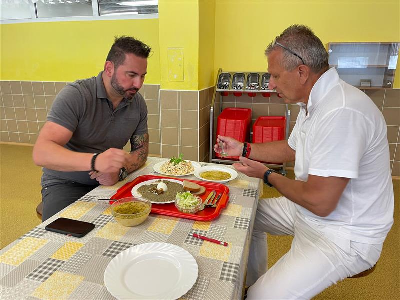 Kuchař David Valíček a vedoucí školní jídelny ZŠ 17. listopadu Tomáš Polívka při diskuzi nad menu připraveným pro strávníky. FOTO: MARTIN TOBIÁŠ