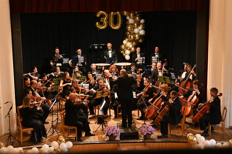 První soukromá Základní umělecká škola MIS music oslavila 30. výročí vzniku mimo jiné uvedením Beethovenovy První symfonie C dur pod taktovkou ředitele školy Petra Rajnohy. FOTO: D. MACHÁČEK