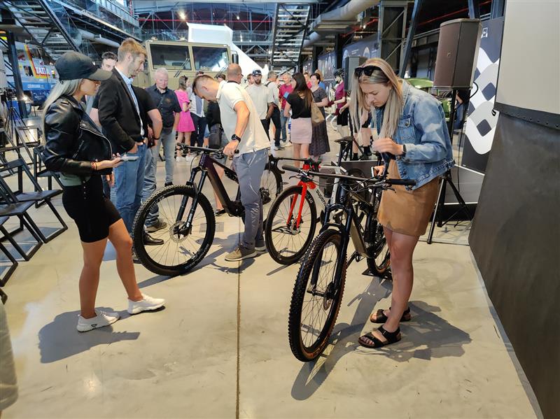 Účastníci oslavy 30 let existence cyklistické značky Superior si prohlížejí novinky, které výrobce Bike Fun International uvede na trh v příští sezoně. FOTO: DAVID MACHÁČEK
