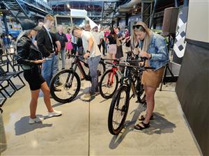 Účastníci oslavy 30 let existence cyklistické značky Superior si prohlížejí novinky, které výrobce Bike Fun International uvede na trh v příští sezoně. FOTO: DAVID MACHÁČEK