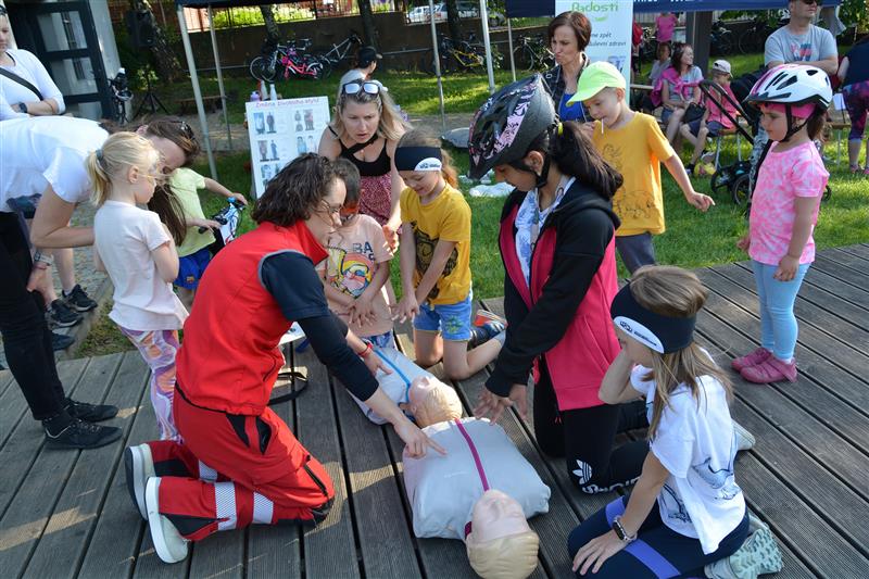 Zdravotní záchranářka Simona Večerková na Cykloodpoledni učila, jak poskytnout první pomoc například při pádu z kola. FOTO: DANA HOĎÁKOVÁ