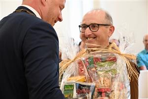 Josef Orság byl mezi oceněnými bezpříspěvkovými dárci krve absolutním rekordmanem. Aktuálně za 30 let dárcovství absolvoval bezmála čtyři stovky odběrů. FOTO: DAVID MACHÁČEK