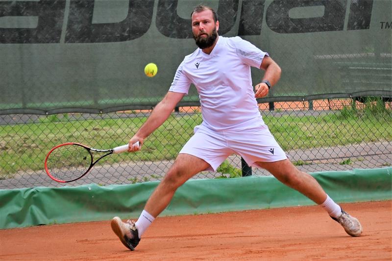 Kopřivnický Tomáš Zeman v tomto utkání bojoval s Petrem Janíkem ze Zbrojovky Vsetín, ale po tuhém boji padl 5:7, 3:6. FOTO: MAREK HAVRAN