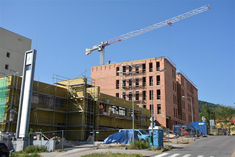 Stavba kopřivnického domova pro seniory pokračuje. Oproti původnímu plánu by se měla zdržet zhruba o měsíc. Už nyní ale probíhá výběr vnitřního vybavení a plánuje se nábor zhruba osmdesáti zaměstnanců. FOTO: DAVID MACHÁČEK