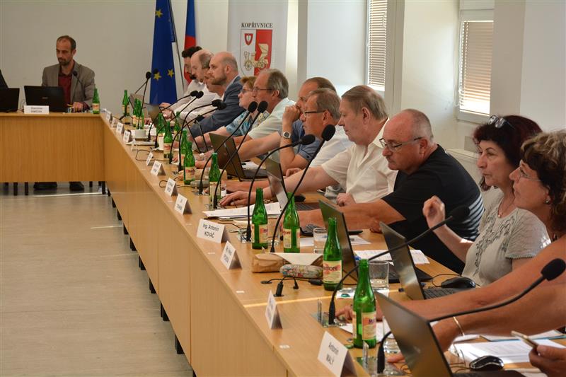 Před týdnem proběhlo poslední předprázdninové zasedání zastupitelstva města. Komunální politici se zabývali budoucností sjezdovky a vydali dvě nové vyhlášky. FOTO: DAVID MACHÁČEK