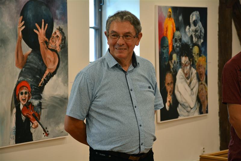 Zdeněk Babinec na vernisáži své aktuální výstavy Theatrum Mundi III. Ta bude v Muzeu na Fojtství k vidění až do začátku září. FOTO: DAVID MACHÁČEK