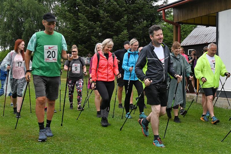 Za lehkého deště se u Kulturního domu v Mniší vydalo trať  prvního ročníku Jaštírské osmičky celkem 21 účastníků. FOTO: MAREK HAVRAN