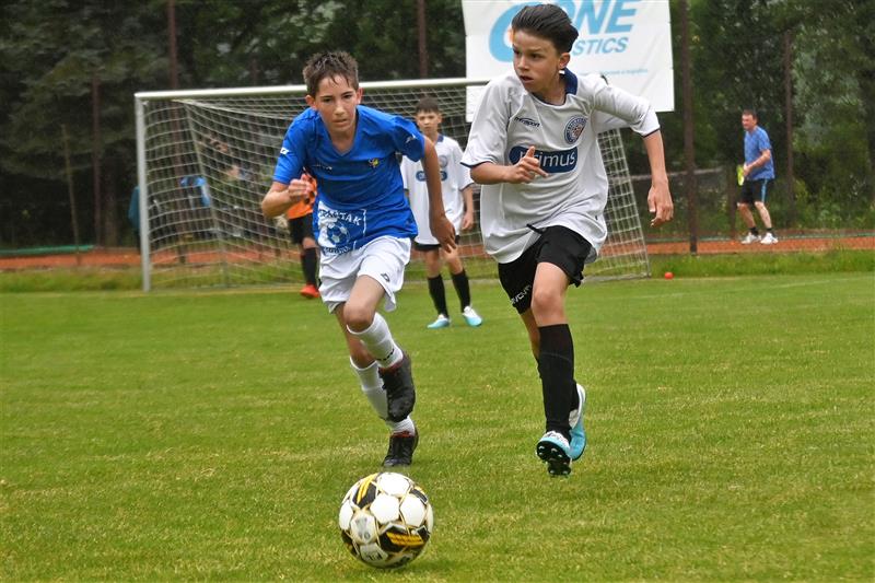 Malí fotbalisté Lubiny (tmavší dresy) v tomto utkání porazili Příbor 4:2, ale v konečném zúčtování skončil výše Příbor.  FOTO: MAREK HAVRAN