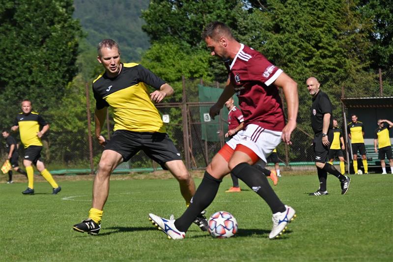 Hlavní utkání dne mezi starými gardami Vlčovic-Mniší a Sparty Praha (tmavší dresy) přineslo devět gólů a těsnou výhru hostů. FOTO: MAREK HAVRAN