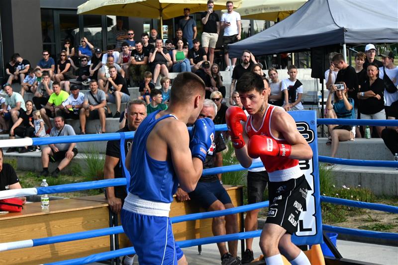 V jednom z pěti exhibičních utkání bojoval i kopřivnický Manuel Hidalgo (vpravo), jeho zápas skončil kuriózní remízou kvůli zranění obou borců. FOTO: MAREK HAVRAN