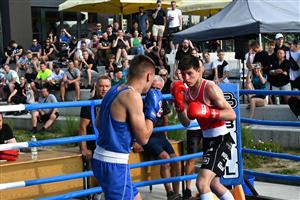 V jednom z pěti exhibičních utkání bojoval i kopřivnický Manuel Hidalgo (vpravo), jeho zápas skončil kuriózní remízou kvůli zranění obou borců. FOTO: MAREK HAVRAN