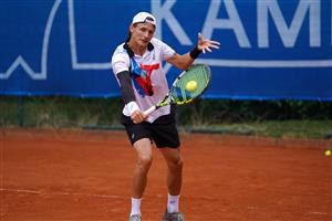 Hynek Bartoň v akci na turnaji ITF M15 v německém Kamenu, kde zvládl včetně kvalifikace sedm zápasů v sedmi dnech a probil se až do finále. FOTO: ©WTV