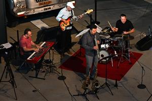 Přímo mezi exponáty muzea nákladních automobilů zahrálo 29. 6. trio Z. Kalety s pianistou Pavlem Wlosokem.