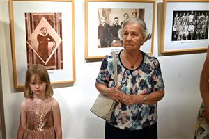 Vernisáže výstavy připravené u příležitosti 110. výročí narození své slavné tety Zdenky Veřmiřovské se zúčastnila také neteř Zdeňka Mertová.  FOTO: DAVID MACHÁČEK