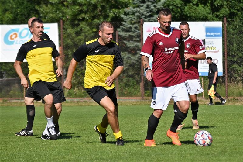 Hlavní zápas slavnostního odpoledne přinesl dobrý fotbal a samé pěkné góly. Domácí borci (světlejší dresy) nakonec se Spartou po boji těsně prohráli 4:5. FOTO: M. HAVRAN