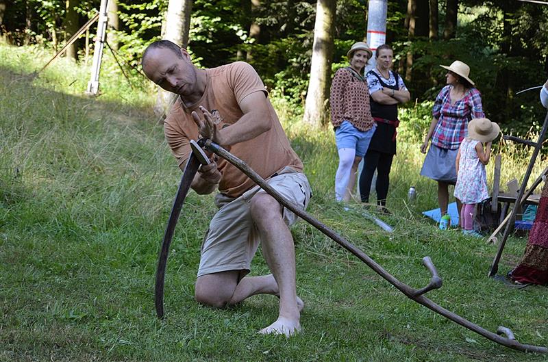 Součástí workshopu kosení byla i instruktáž, jak si vybrat správnou kosu, naklepat ji či nabrousit. FOTO: KATEŘINA HOLUBOVÁ