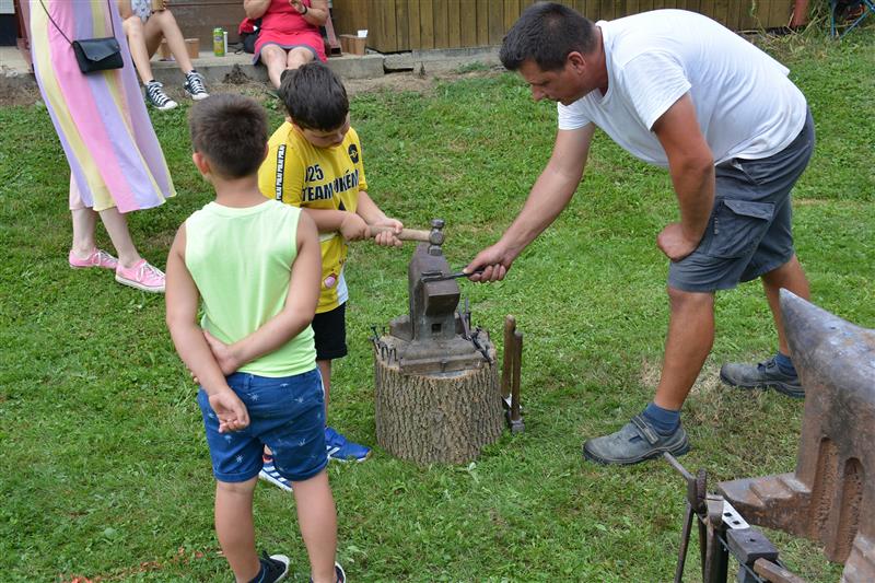V rámci programu Letních slavností v Mniší si přítomní mohli vyzkoušet práci u kovadliny a vykovat vlastnoručně železný hřebík. FOTO: DAVID MACHÁČEK