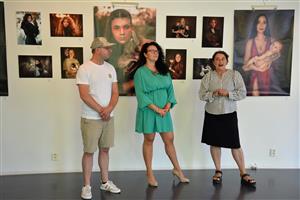 Fotografka Pavli Vera Ferdová (uprostřed) při zahájení výstavy svých fineartových portrétů v kopřivnické Galerii Tokivo. FOTO: DAVID MACHÁČEK