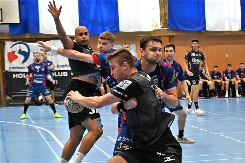 Házenkáři Kopřivnice (tmavší dresy, s míčem David Lefan) sehráli dobrý turnaj, v tomto posledním utkání v přímém souboji o druhé místo těsně podlehli polskému Glogowu. FOTO: M. HAVRAN