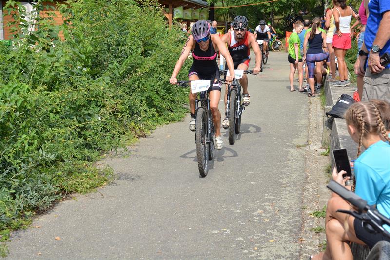 Darina Krausová (AKEZ, na snímku v popředí) byla celkově druhá mezi ženami a jasně zvítězila ve své kategorii 40–49 let. FOTO: D. MACHÁČEK