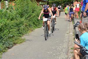Darina Krausová (AKEZ, na snímku v popředí) byla celkově druhá mezi ženami a jasně zvítězila ve své kategorii 40–49 let. FOTO: D. MACHÁČEK