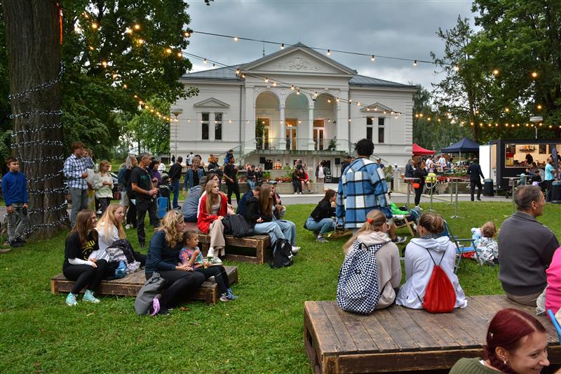 Přestože typicky letní počasí se 1. září do Kopřivnice nevrátilo, letní prázdninovou pohodu dokázala premiéra multižánrové akce Zapoj se v parku E. Beneše rozhodně navodit.  FOTO: DAVID MACHÁČEK