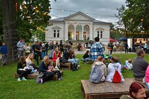 Přestože typicky letní počasí se 1. září do Kopřivnice nevrátilo, letní prázdninovou pohodu dokázala premiéra multižánrové akce Zapoj se v parku E. Beneše rozhodně navodit.  FOTO: DAVID MACHÁČEK
