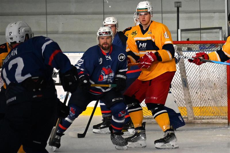 Hokejisté Kopřivnice (světlejší dresy) v tomto domácím derby s Novým Jičínem otočili nepříznivý stav 2:4 a ještě zápas vyhráli v prodloužení.  FOTO: MAREK HAVRAN