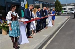 Firma Remoska před týdnem oficiálně otevřela svůj výrobní závod v průmyslovém parku. Výroba nádobí i ikonických pečicích mís zatím běží ve zkušebním režimu. S postupným navyšováním produkce se má zvyšovat i počet zaměstnanců. FOTO: D. MACHÁČEK