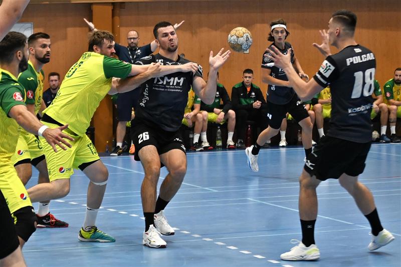 Házenkáři Kopřivnice v prvním domácím utkání sezony smázli Maloměřice. Na snímku z vítězného zápasu v tmavých dresech zleva Radek Doležel, vzadu Šimon Siročák a Jan Polcar.   FOTO: M. HAVRAN