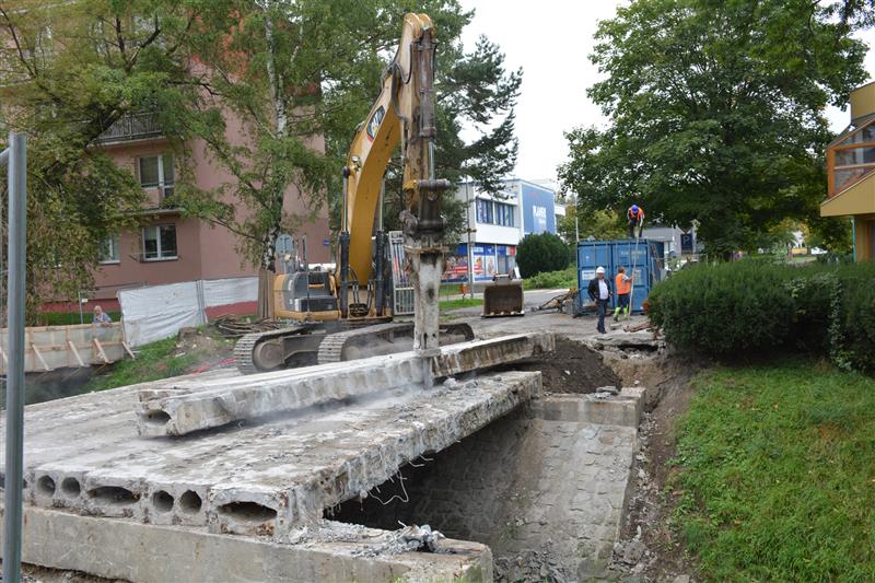 Po rozhodnutí o změně technologie, která bude využita při rekonstrukci mostu na ulici Kpt. Jaroše, začala demolice původních, nevyhovujících konstrukcí mostu. FOTO: DAVID MACHÁČEK