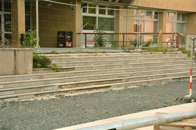 Zchátralé schodiště do budovy kulturního domu se letos dočká jen částečné, provizorní opravy. V příštím roce by pak mělo projít kompletní přestavbou. FOTO: DAVID MACHÁČEK