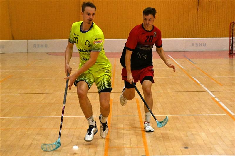 Florbalisté Kopřivnice s Vítkovicemi zanechali dobrý dojem. Na snímku z utkání domácí Lukáš Michna (vpravo) v souboji s kapitánem Vítkovic Michalem Pažákem. FOTO: MAREK HAVRAN