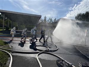 V areálu zásobníku plynu ve Štramberku probíhalo rozsáhlé cvičení všech jednotek Integrovaného záchranného systému. Otestováno bylo i varování obyvatelstva SMS zprávou. FOTO: HZS MSK