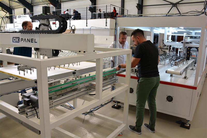 Aktuálně probíhá seřizování všech linek a zkušební výroba. První hotové fotovoltaické panely zdejší výrobní halu opustí během října. FOTO: DAVID MACHÁČEK