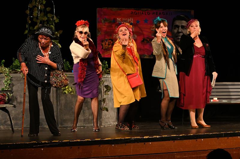 Divadelní sezonu v kulturním domě zahájila poslední zářijové pondělí komedie Nejstarší řemeslo, ve které se na jedné scéně setkaly Valérie Zawadská, Jana Švandová, Veronika Gajerová, Zuzana Slavíková a Michaela Dolinová. FOTO: DAVID MACHÁČEK