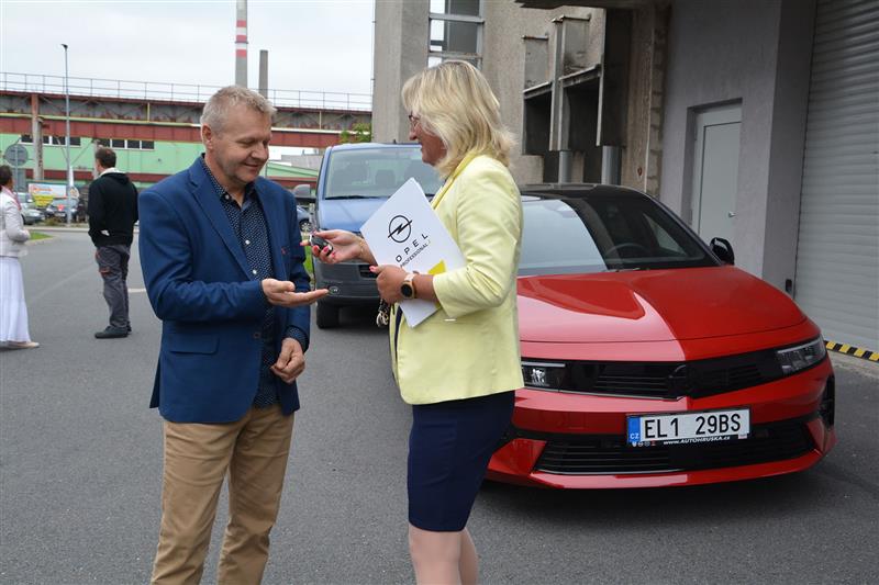 Kopřivnické středisko sociálních služeb využívá pro své terénní pečovatelské služby nový plug-in hybrid automobil. FOTO: DANA HOĎÁKOVÁ