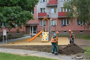 Před týdnem bylo dáno do užívání nové hřiště, o jehož vznik se postarali obyvatelé vnitrobloku tím, že podali návrh do Koprojektů, který uspěl v následném hlasování. FOTO: DANA HOĎÁKOVÁ