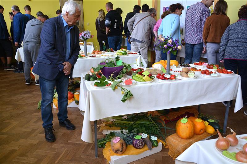 Téměř pět se lidí si přišlo v neděli prohlédnout výpěstky, ovoce, houby a další exponáty tradiční výstavy v Katolickém domě v Lubině, pořádané u příležitosti tamní poutě. FOTO: D. HOĎÁKOVÁ