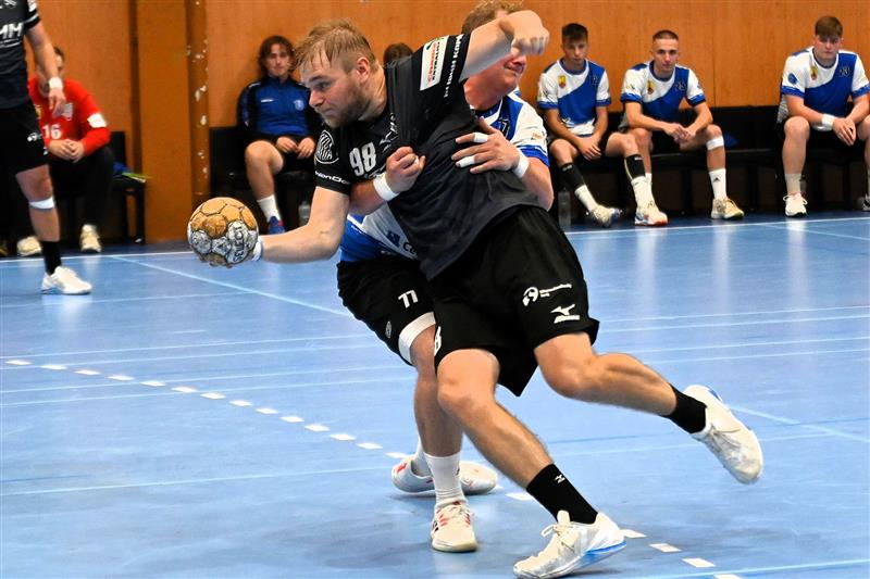 Házenkáři Kopřivnice splnili povinnost a v 6. kole doma porazili Hranice. Na snímku se probíjí obranou Cementu spojka Kopřivnice Marek Bukovský. FOTO: MAREK HAVRAN