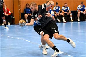 Házenkáři Kopřivnice splnili povinnost a v 6. kole doma porazili Hranice. Na snímku se probíjí obranou Cementu spojka Kopřivnice Marek Bukovský. FOTO: MAREK HAVRAN