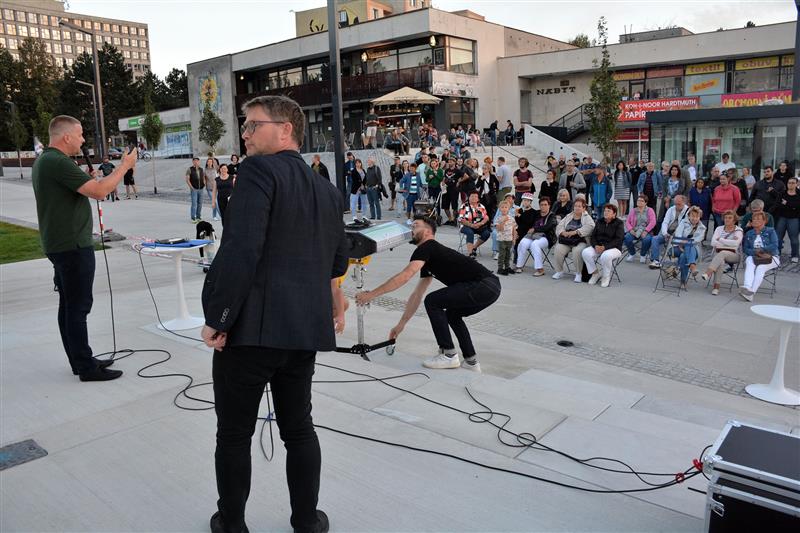 projekce Brutální Kopřivnice. K vidění byly snímky vybraných kopřivnických staveb s komentářem architektů. Akce byla uspořádána v rámci celostátních Dnů architektury. FOTO: DAVID MACHÁČEK