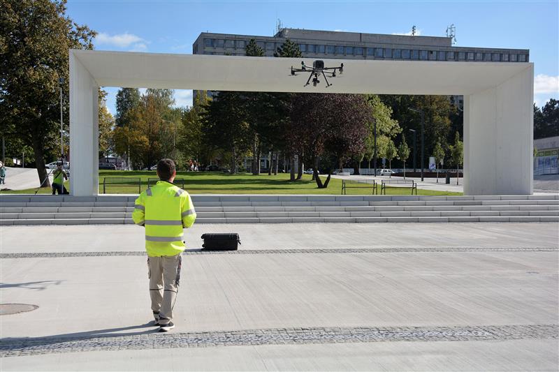 Mimo jiné za pomoci dronu a použití letecké fotogrammetrie byly minulý pátek s vysokou přesností měřeny spády betonových ploch v okolí Lašské brány v centru města. Revitalizace by se ale už měla chýlit ke konci. FOTO: DAVID MACHÁČEK