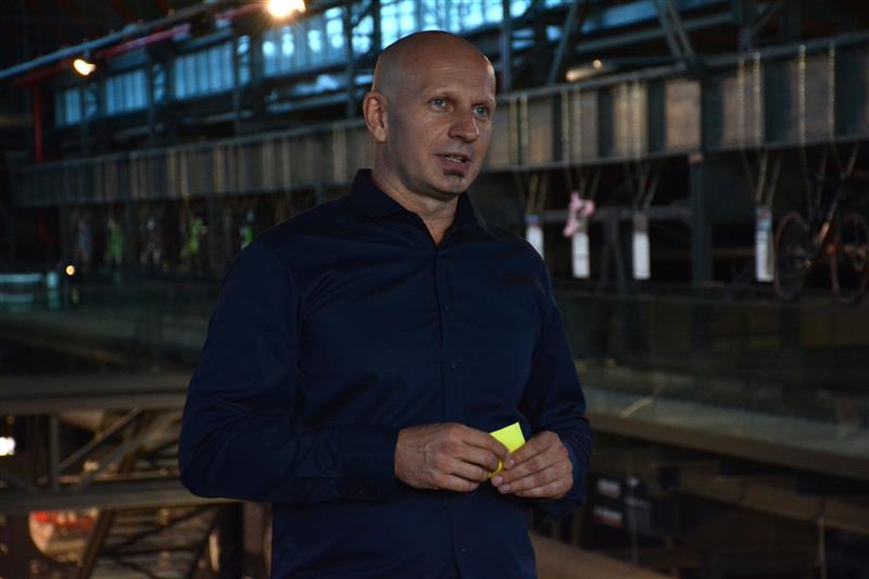 Petr Hrnčárek, autor realistických kreseb, které budou až do konce roku vystaveny v muzeu nákladních automobilů, na vernisáži výstavy Tatrovky a muzeum tužkou. FOTO: DAVID MACHÁČEK