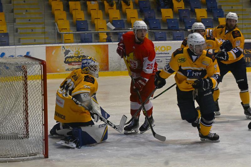 Gólman Kopřivnice Andreas Kubáň zdárně řeší ošemetnou situaci před brankou v zápase s Opavou, vzadu přihlížejí jeho spoluhráči (zleva) Matej Petrek a Dominik Suchý.   FOTO: MAREK HAVRAN